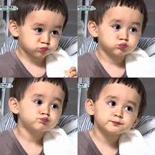 Hanya dengan melihatnya saja akan merasa terhibur, terlebih bila melihat tingkah polosnya sudah pasti bikin geregetan jadi pengen cubit pipinya, nyium seru banget pasti ya. Bentley Hammington Anak Lucu Imut Bayi