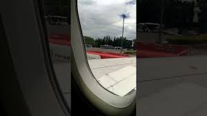 Melihat Suasana Di Luar Bandara Dari Dalam Pesawat Terbang Penerbangan Gambar Teman Pesawat
