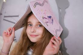 Maria Nicolescu, fetița care la 7 ani a început să scrie o carte pentru a  depăși durerea provocată de bullying-ul la care a fost supusă