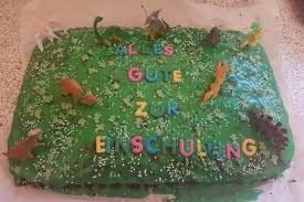 Falls dir eine herkömmliche glasur zu langweilig ist, wird dir hier geholfen, denn es gibt zahlreiche möglichkeiten dein gebäck beim glasieren von kuchen oder torten gibt es zwei verschiedene möglichkeiten. Eine Dinolandschaft Zum Essen Einfach Zuckerguss Mit Lebensmittelfarbe Grun Farben Und Dann Nett Dekorieren Darun Lebensmittelfarbe Lebensmittel Dekorieren