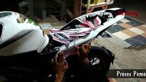 Nah ini modifikasi yang paling keren menurut saya selain vixion modif r125 yaitu vixion modif r25 , dari tampilan memang perubahaanya sangat signifikan , mulai dari bagian kaki kaki hingga bagian body depan dan belakang. Pasang Striping Murah Di Motor New Vixion Lighting Mdlmotovlog Part 28 Youtube