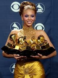 Put It In A Love Song Alicia Keys Feat Beyoncé Our Favorite Golden Girl Beyonce With Her Grammys We Think Our Design Of Rise Is The Perfect Award For You Beyonce Grammy Online Photo Gallery