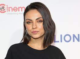 Mila Kunis Gushes About Husband Ashton Kutcher Saying She Has The World S Greatest Husband Ashtonkut Mila Kunis Short Hair Mila Kunis Hair Short Hair Styles