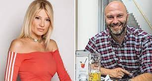 Η κρίση ανάμεσα στο ζευγάρι ήταν πολύ μεγάλη και τους απομάκρυνε πολύ τον έναν από τον άλλον. Faih Skorda Nikos Hliopoylos Xwrismos Gia Mia Pitsirika Symfwna Me To Periodiko Ciao Fwto