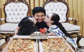 Tak hanya mereka, dedi mulyadi juga turut hadir dan siap di ajak ngobrol oleh timothy dan gita. Arumi Bachsin Bungkam Kabar Tak Sedap Rumah Tangganya Dengan Foto Ulang Tahun Emil Dardak