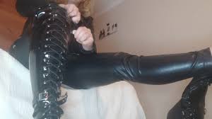 レザーブーツ、臭い靴下など