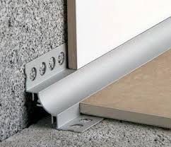 31 Badezimmerlicht Ideen Fur Jedes Design Badezimmergarnitur Badendesign Bad Bade Zimmer In 2020 Floor Design Bathroom Design Small Small Bathroom Storage