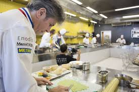 Metz Le Chef Etoile Michel Roth Originaire De Lorraine A Ouvert Son Propre Restaurant A La Gare Lorraine Actu