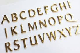 ゴールドがきれいな人気の真鍮アルファベット切文字シリーズ 玄関 ネームプレート 文字 コンクリートの床