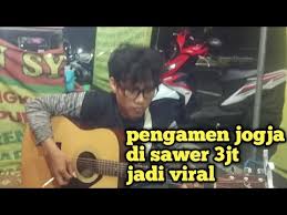 Capo di fret 5 intro c am f g c am f g c c bukan lautan hanya kolam susu g g kail dan jala cukup menghidupimu g g tiada badai tiada topan kau temui g c ikan dan udang menghampiri dirimu c c bukan lautan hanya kolam susu c g kail dan jala cukup menghidupimu g g tiada badai tiada topan kau. Pengamen Jogja Mendadak Viral Di Sawr 3jt Youtube