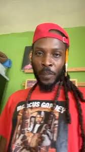 Fine Artist Delroy Millwood live in studio wishing everyone a warm and irie  weekend and a shout out to all those who visit and support my website  www.delroymillwood.com #jamaica #delroymillwood ...