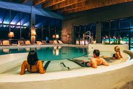 Pe langa curele balneare, aici te poti bucura si de piscina acoperita, spa, baza de tratament, sala fitness, bazin cu apa sarata, sauna, solar, masaj si. Hoteluri Cu Centre Wellness Spa Romania Eximtur