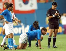 Okrąglutki, niepozorny sędzia z ekwadoru, który przypadkowo dziś obchodzi urodziny. Ap Photos Italy S Agony And Ecstasy At The World Cup Taiwan News 2017 11 15 00 01 48