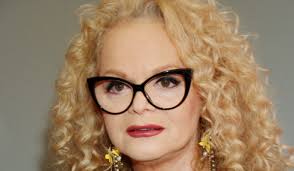 Сейчас она выступает гораздо реже. Izurodovannaya Larisa Dolina Vyshla Na Scenu Foto Instagram Doch Poslednie Novosti Shou Biznes Dni Ru