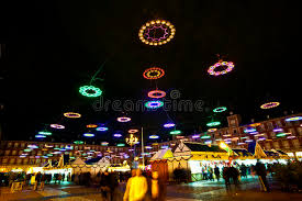 Além disso, sua visita a madrid não estaria completa sem um passeio pelo parque do retiro, o maior parque de madrid. Decoracao Iluminada Do Natal Em Madrid Spain Imagem De Stock Editorial Imagem De Iluminada Spain 29820744