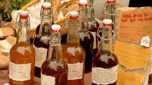 Ada dua macam jenis cuka apel yakni cuka apel yang terbuat dari fermentasi sari apel dan juga cuka apel yang terbuat dari sari apel beralkohol (cider). Rutin Minum Cuka Sari Apel Pastikan Hindari Hal Ini