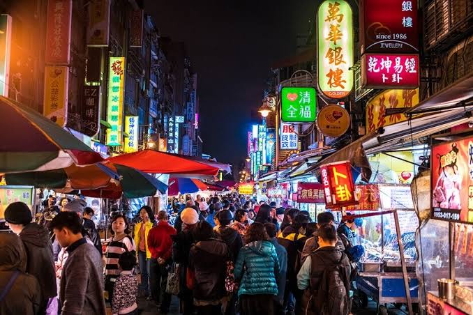 熱気と絶品B級グルメが交差する台湾の夜市文化, AI generated