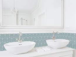 Dans une salle de bain, le carrelage occupe une très grande partie de l'espace. Carrelage Adhesif Les Meilleurs Modeles Pour Votre Salle De Bain