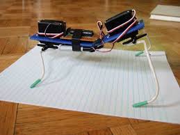 Bu Projemizde Basit Bir Yuruyen Bocek Robot Yapimini Gosterecegiz Basit Malzemelerle Fazla Bilgiye Gerek Olmadan Yapabiliceginiz Bu Robotun Robot Calisma Basit