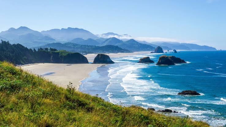 This Renowned Beach City In Oregon Boasts Beautiful, Otherworldly Views