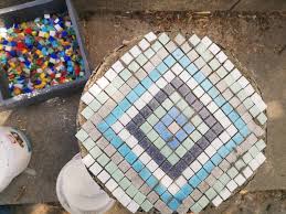 Mosaik im garten könnten nicht nur ihre arbeit erleichtern, in… sie was auch immer notwendige in einem gesamtbild zusammenfassen, dasjenige ihren wünschen entspricht. Mosaik Garten Diy Baumstamm Wird Zum Mosaik Garten Hocker Mamahoch2