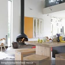 Der Schwarze Hangekamin Ragt Mitten In Den Raum Und Warmt Den Offenen Wohnraum Dadurch Effizienter Und Macht Optisch Etw Offene Wohnraume Wohn Design Haus Deko