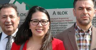 Saliha sera kadıgil sütlü, 29 kasım 1984 tarihinde i̇stanbul'da doğdu. C1aua01n88uanm