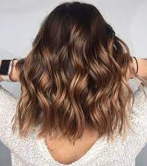 Les cheveux bruns avec mèches miel sont parfaits pour les femmes de tous les âges. Balayage Caramel Pour Quels Cheveux Et Comment Le Faire Belle Chic