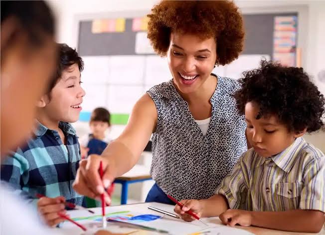 O sorriso que nasce do aprendizado em conjunto, gerada com IA
