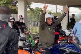 O presidente jair bolsonaro (sem partido) iniciou, às 9h40 deste sábado (12), a motociata por são paulo. Acompanhado De Apoiadores Bolsonaro Sai Em Motociata Em Sao Paulo