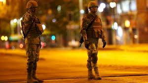 En las siete provincias restantes, es decir, duarte, espaillat, la altagracia, la vega, samaná, santiago y puerto plata el toque de queda se mantiene de lunes a viernes desde las 10:00 p.m. Protestas En Chile No Pense Que Volveria A Vivir Bajo Toque De Queda Y No Pense Que Mis Hijos Lo Harian Bbc News Mundo