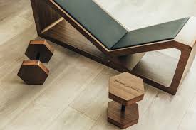 The Habit Cree Des Meubles En Bois Modernes A La Fois Appareils De Musculation Journal Du Design Meubles En Bois Modernes Mobilier De Salon Mobilier Design