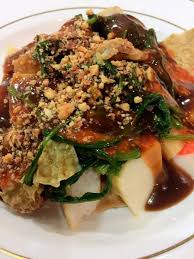 According to wikipedia, this dish originated in the early 1960s in a restaurant called chew kuan as yong tau foo stuffed with meat paste of fish and pork and that's how this dish earned its name. Buat Sendiri Kuah Yong Tau Foo Sesedap Seperti Dijual Di Pasar Malam