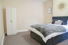Wohnzimmer und 2 schlafzimmer, 2 badezimmer mit dusche, doppelwaschbecken, eckbadewanne. Englisches Schlafzimmer In Beige Birmingham Stockfoto Bild Von Schlafzimmer Beige 159019280