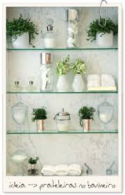 Prateleiras No Banheiro Com Sais De Banhos E Enfeites Design De Interiores De Banheiro Interior Do Banheiro Decoracao Do Banheiro