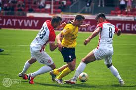 Flesz z meczu na którym zarówno po stronie gospodarzy jak i gości pojawiły się układy oraz zgody, czyli: Ii Liga Resovia Widzew Fala Nieszczesc Spadla Na Lodzian Trzy Punkty Zostaly Na Podkarpaciu Sport Wp Sportowefakty
