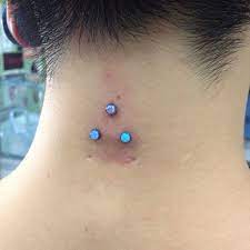 First Nape Piercing I Ve Seen And Liked Anatometal Dermalanchor Surfaceanchor Triangle Nape Triple Nap Earings Piercings Body Jewelry Piercing Nape Piercing