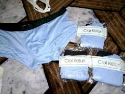Penulis mendapatkan cerita ini dari salah seorang sahabat penulis yaitu seorang wanita yang bekerja sebagai guru di salah satu sekolah daerah jawa tengah. Arti Mimpi Beli Celana Belajar