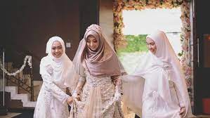 Последние твиты от oki setiana dewi (@okisetianadewii). Kamu Berhijab Dan Mau Menikah A La Internasional Intip 14 Gaun Pengantin Dari Pernikahan Adik Oki Setiana Dewi Yang Mewah Tapi Tetap Syar I