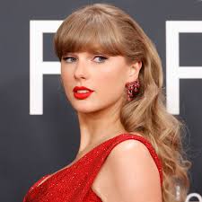 Taylor Swifts Sexy Grammys Look Includes an Unsubtle Shout-Out to  Boyfriend Travis Kelce | Glamour