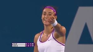 Simona halep fait son retour après un mois sans. Simona Halep V Caroline Garcia Sportsmanship At Its Absolute Best Part 2 Youtube