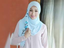 Listen to best of erra fazira by erra fazira on deezer. Erra Fazira Anggap Isu Kahwin Sebagai Angin Lalu Nasihat Shahir Untuk Terus Maju Media Hiburan