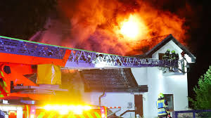 Pinneberg: 9-jähriges Mädchen nach Großbrand vermisst – Familie schwer verletzt