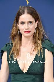 I thought there were starting to be mean girls already in her class. Amanda Peet Dunkelgrune Empire Mutze Armel Abendkleid 2018 Emmys Thecelebritydresses