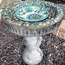 Like this bird feeder which uses an old license plate, some spoon holders and sardine tins. 10 Easy Diy Bird Bath Projects