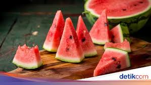 Mengonsumsi makanan penurun darah tinggi sangat penting bagi penderita hipertensi, agar tekanan darahnya tetap stabil dan terhindar dari berbagai komplikasi. 7 Buah Dan Jus Penurun Darah Tinggi Yang Perlu Diketahui
