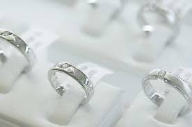 Akan tetapi pada umumnya, dalam sebuah acara pertunangan para mempelai memasang cincin di tangan kiri. Tangan Kiri Atau Tangan Kanan Dimanakah Seharusnya Kita Kenakan Cincin Kawin Semua Halaman Intisari