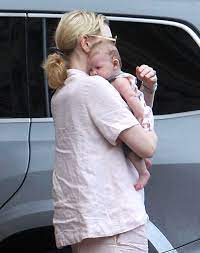 Edith vivian patricia upton posvojena je kći oskarovke glumice cate blanchett i njenog supruga andrewa uptona koji je australski dramatičar, scenarist i edith vivian patricia upton ušla je u ovu zemlju6. Familie Elterngluck Durch Adoption Gala De