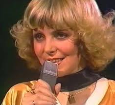 As the eighties gave way to the nineties, and all of europe was in the throes of change, she reached the milestone of selling a million albums, performed in the czech concert helena 90 , and took on the role of fantine in les. Zacnou Hrat Jpg Legenda Hana Zagorova