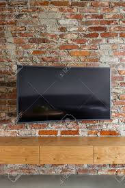 Maybe you would like to learn more about one of these? Chambre Avec Tv Incurvee Accroche Sur Le Mur De Briques Et Armoire En Bois Banque D Images Et Photos Libres De Droits Image 80845589